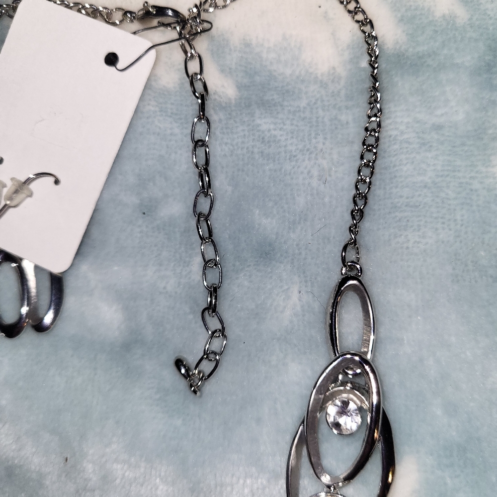 Silver & Crystal, elegant necklace & Pierced Earrings set, BNWT - Picture 4 of 4